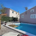 Cozy Michelle With Private Pool Near Pula