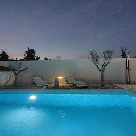Cozy Michelle With Private Pool Near Pula