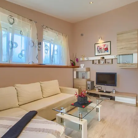 Vila Cozy Michelle With Private Pool Near Pula Sisan