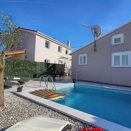Cozy Michelle With Private Pool Near Pula