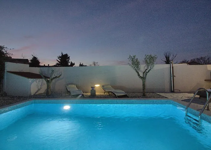 Cozy Michelle With Private Pool Near Pula