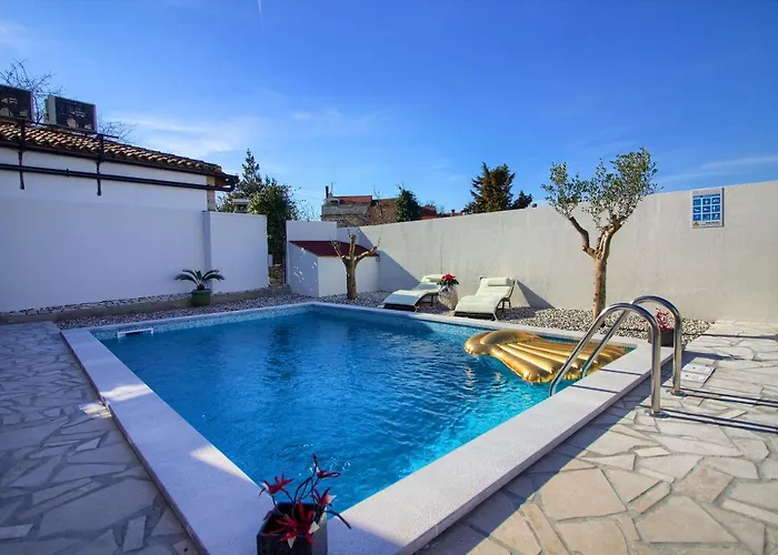 Cozy Michelle With Private Pool Near Pula Sisan