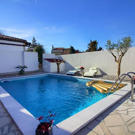 Cozy Michelle With Private Pool Near Pula Šišan