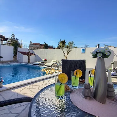Cozy Michelle With Private Pool Near Pula *