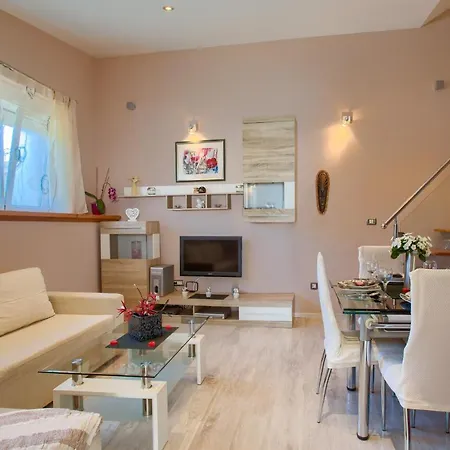 Cozy Michelle With Private Pool Near Pula