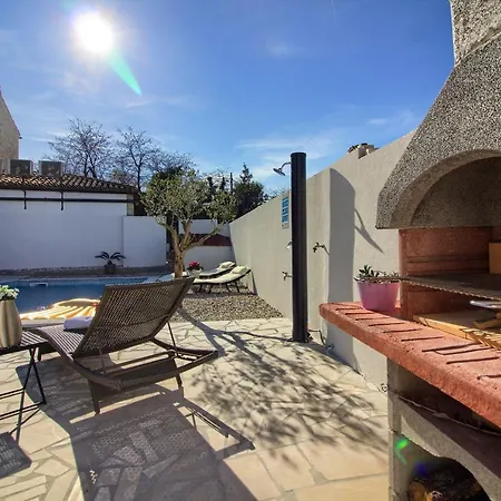 Cozy Michelle With Private Pool Near Pula Villa