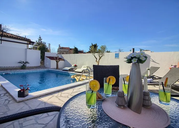 Cozy Michelle With Private Pool Near Pula *