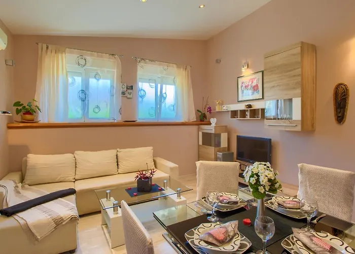 Cozy Michelle With Private Pool Near Pula *