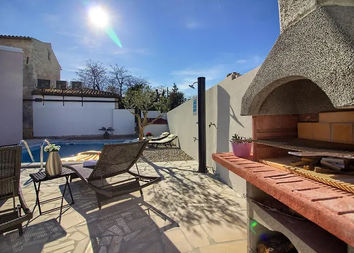 Cozy Michelle With Private Pool Near Pula 빌라