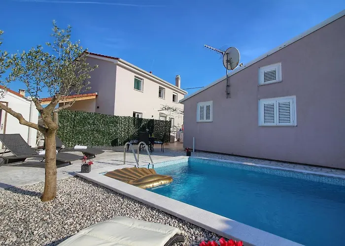 Cozy Michelle With Private Pool Near Pula