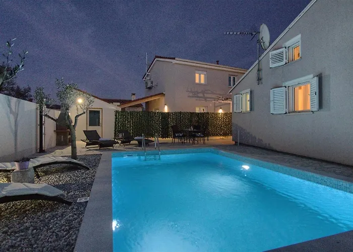 Cozy Michelle With Private Pool Near Pula Šišan